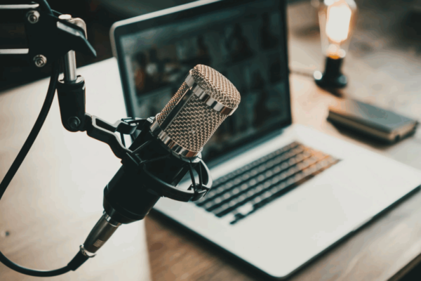 Netflix y Spotify unen fuerzas para llevar los pódcast de video al streaming en 2026